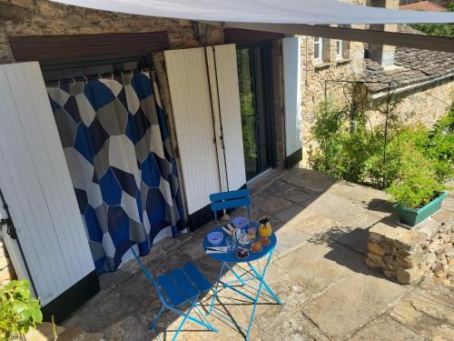 Chambre et terrasse dans une ancienne bergerie in Saint-Étienne-d'Albagnan