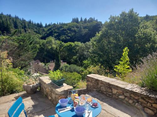 Chambre et terrasse dans une ancienne bergerie in Saint-Étienne-d'Albagnan