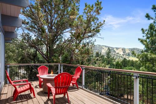 Chalet Colusa - SPECTACULAR MOUNTAIN RETREAT WITH INVITING HOT TUB! in Big Bear Lake, USA