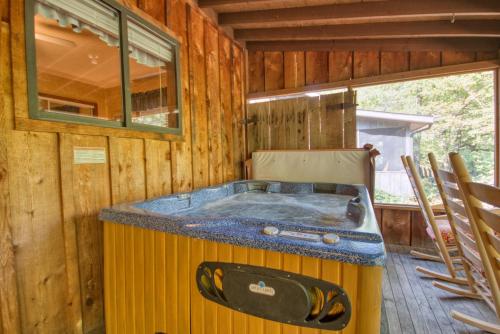 Bear Cabin #462 by Aunt Bug's Cabin Rentals - image 2