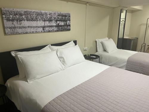 1 queen bed, 1 twin bed