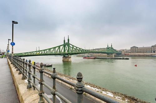 Buda's Classic Gem Family Friendly Spacious - image 3