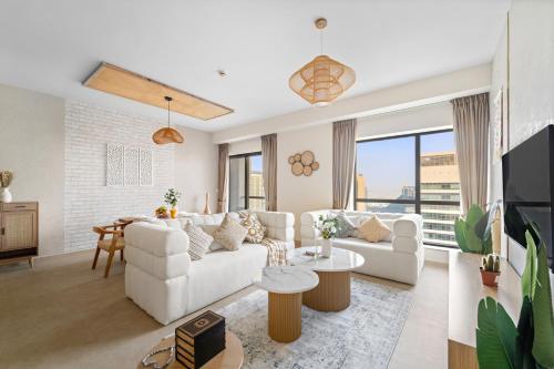 Aesthetic Beach Apartment , Sleeps 6, Pool, Gym & Waterfront Views, Дубай