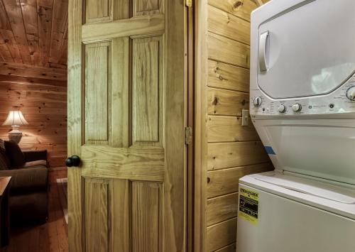 Camelot #266 by Aunt Bug's Cabin Rentals - image 6