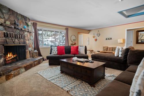 Wanderlust - Hot Tub, Foosball, Ping Pong, Walk to Lake & Village!