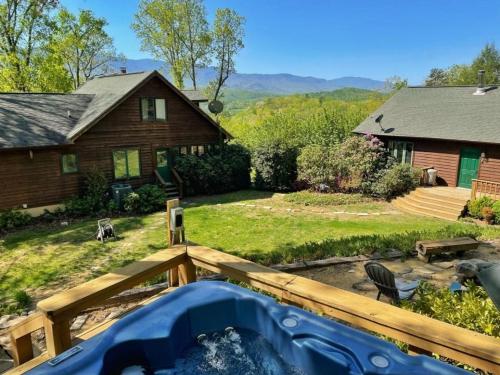 Cosby Contemporary Cabin in Cosby, USA