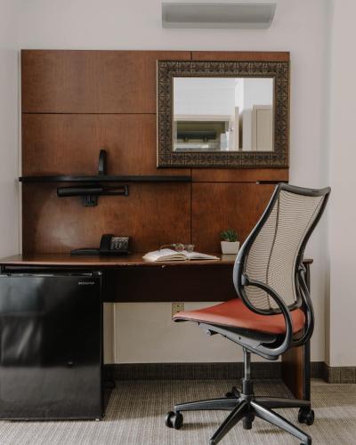 Standard Queen Room image 6