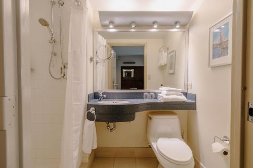Standard Queen Room image 9