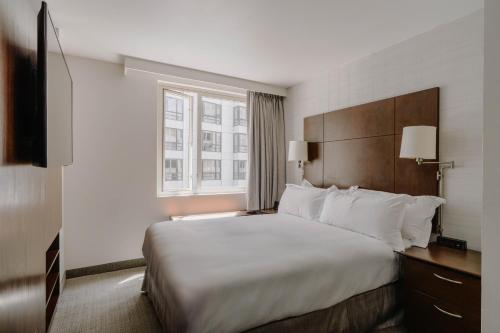Small Queen Room image 8