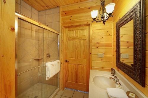 Emerald City Lights #203 by Aunt Bug's Cabin Rentals - image 8