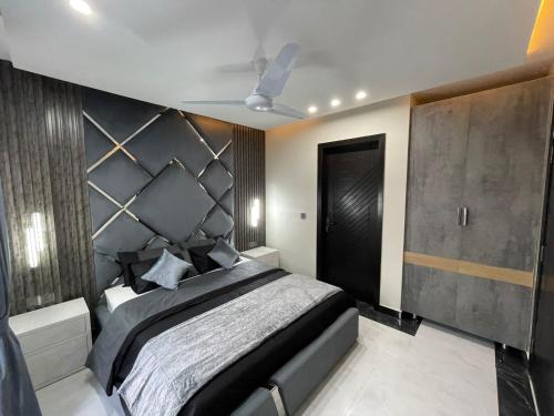 2 bedroom designer apartment - image 5
