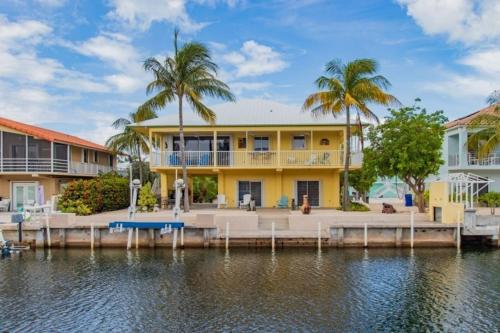 Beautiful house located in the prestigious neighborhood of Port Antigua on a deep, wide canal, home in Islamorada, USA
