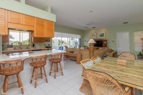 Beautiful house located in the prestigious neighborhood of Port Antigua on a deep, wide canal, home in Islamorada, USA