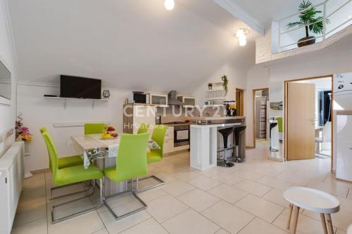 Jagatud salong / TV-ala, Ferienwohnung Luna mit Pool in Brinje