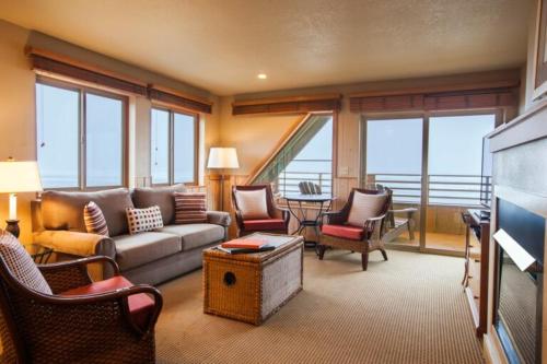 Queen Corner Suite with Sofa Sleeper (Non Pet-Friendly)