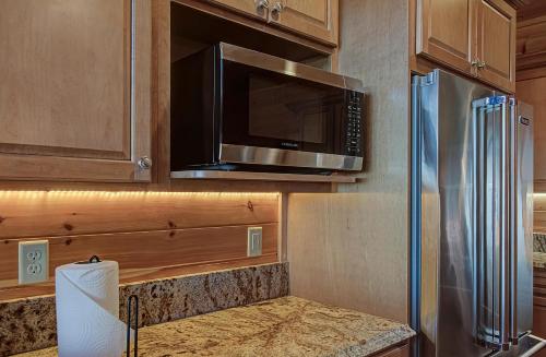 Majestic View Lodge #426 by Aunt Bug's Cabin Rentals - image 9