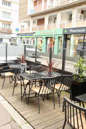 Logis Hotel-Restaurant La Coupe d'Or in ลิซิเออ