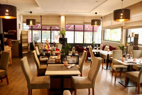 Logis Hotel-Restaurant La Coupe d'Or in ลิซิเออ