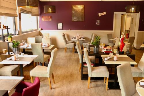 Logis Hotel-Restaurant La Coupe d'Or in ลิซิเออ