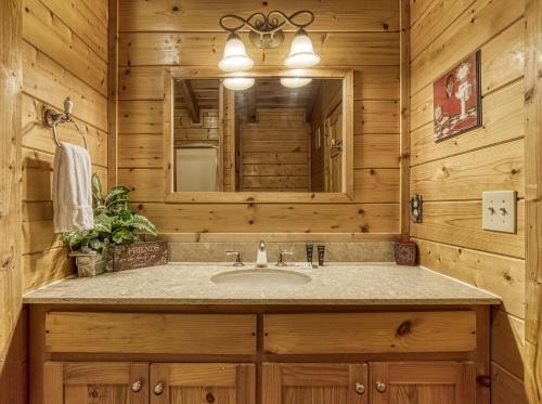 Whispering Creek #302 by Aunt Bug's Cabin Rentals - image 6