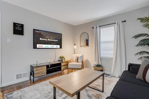 Bonny Adventure Downtown w Hot Tub & Fire Pit