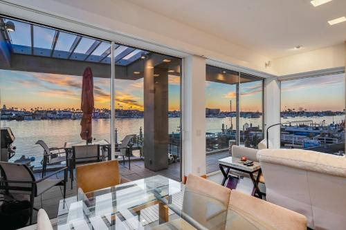 Waterfront Oasis w Pier Parking & Beach on Island in Balboa Island, USA