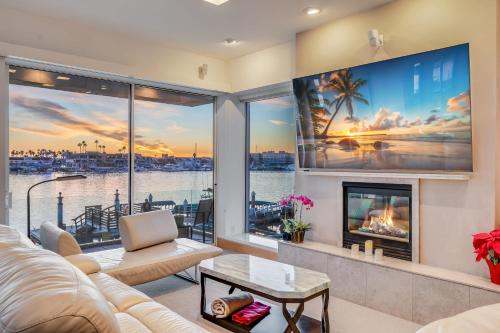 Waterfront Oasis w Pier Parking & Beach on Island in Balboa Island, USA