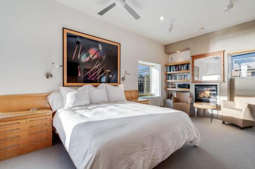 Waterfront Oasis w Pier Parking & Beach on Island in Balboa Island, USA