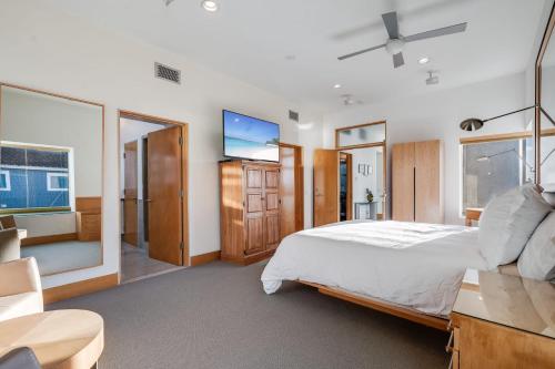 Waterfront Oasis w Pier Parking & Beach on Island in Balboa Island, USA