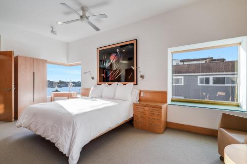 Waterfront Oasis w Pier Parking & Beach on Island in Balboa Island, USA