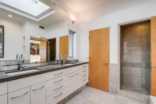 Waterfront Oasis w Pier Parking & Beach on Island in Balboa Island, USA