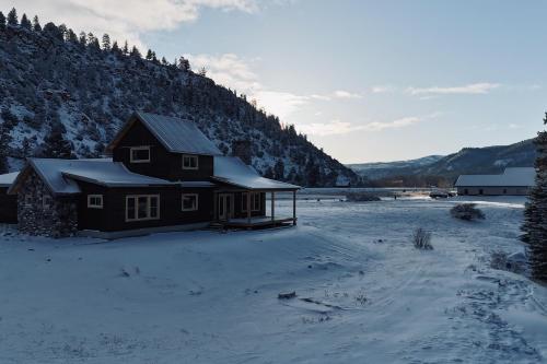 Pine Croft on the Rio Grande in South Fork, USA
