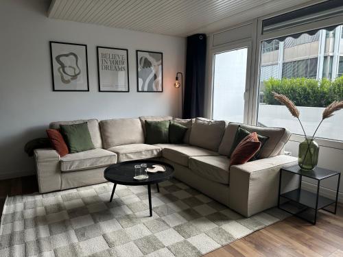 JOBOSTAYS - URBAN Studio Loft Oldenburg Innenstadt - Designerbad und Balkon - 5 Min zu Fuß Innenstadt und Bahnhof - Aufzug - Highspeed WLAN - Vollküche mit Kaffeemaschine und Spülmaschine - kontaktfreier Check-In in Oldenburg, Deutschland