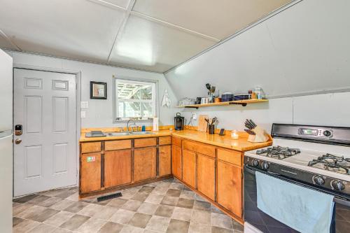 5 Mi to Cave Run Lake Wellington Cabin with Deck! in Wellington, USA