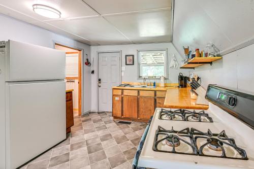5 Mi to Cave Run Lake Wellington Cabin with Deck! in Wellington, USA