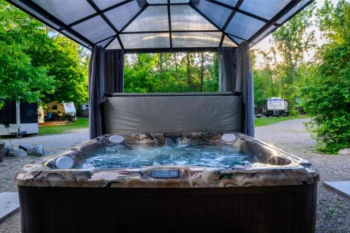 Barefoot Villas and Retreat in Christina Lake (BC)