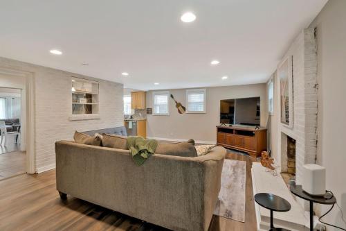Spacious 3 bedroom home 3 miles to DT in Nashville, USA