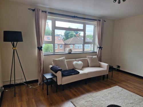 Elegant London Modern Luxury Wimbledon Apartment - image 3