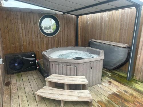 Humberston Boathouse Lodge & Hot Tub - Cleethorpes Beach Cabin Chalet in Humberston