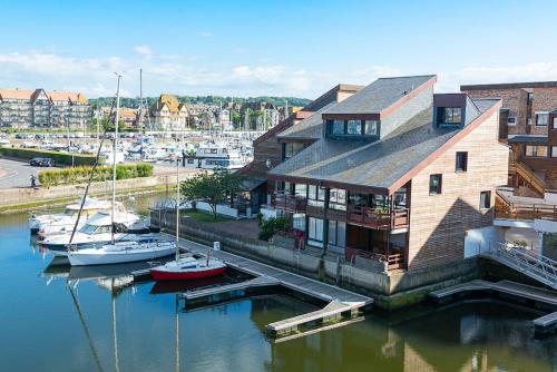 Beau studio neuf, vue Marina Beau studio neuf, vue Marina