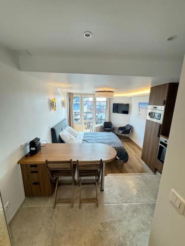 Beau studio neuf, vue Marina Beau studio neuf, vue Marina