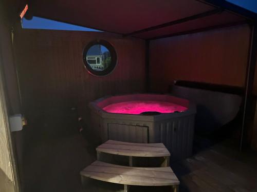 Kümblustünn, Humberston Boathouse Lodge & Hot Tub - Cleethorpes Beach Cabin Chalet in Humberston