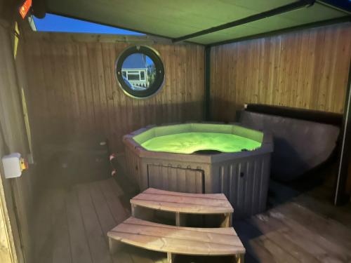 Kümblustünn, Humberston Boathouse Lodge & Hot Tub - Cleethorpes Beach Cabin Chalet in Humberston