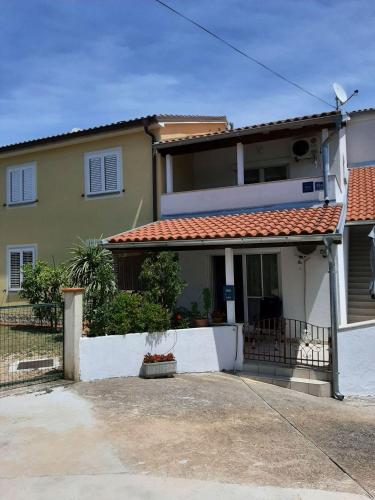 Apartments with parking space Cizici, Krk - 15415