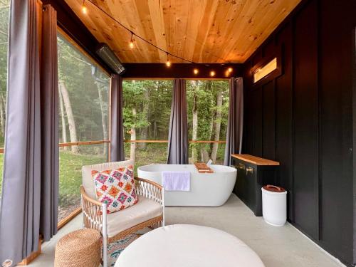 Two Person Villa with outdoor bathtub in Sevierville, USA