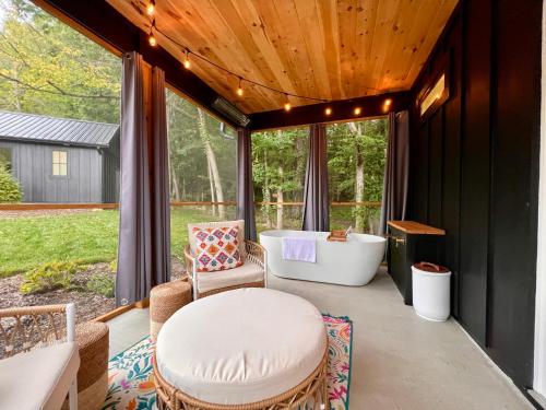Two Person Villa with outdoor bathtub in Sevierville, USA