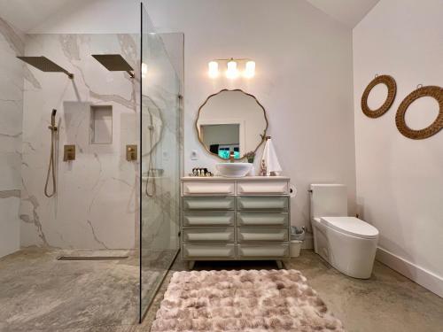 Two Person Villa with outdoor bathtub in Sevierville, USA