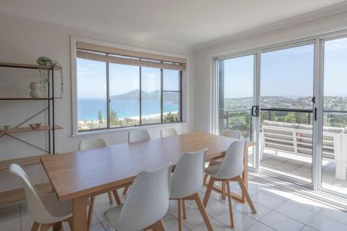 Dreamtime Beach Retreat - 4 Bedroom with Ocean View