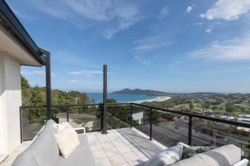 Dreamtime Beach Retreat - 4 Bedroom with Ocean View