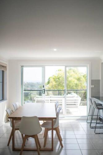 Dreamtime Beach Retreat - 4 Bedroom with Ocean View